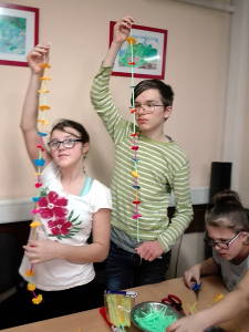 Fotografia: Pierwsze efekty pracy tw&oacute;rczej - łańcuchy, tymczasowo choinkowe, w zamyśle elementy do utworzenia &bdquo;pająka&rdquo; 